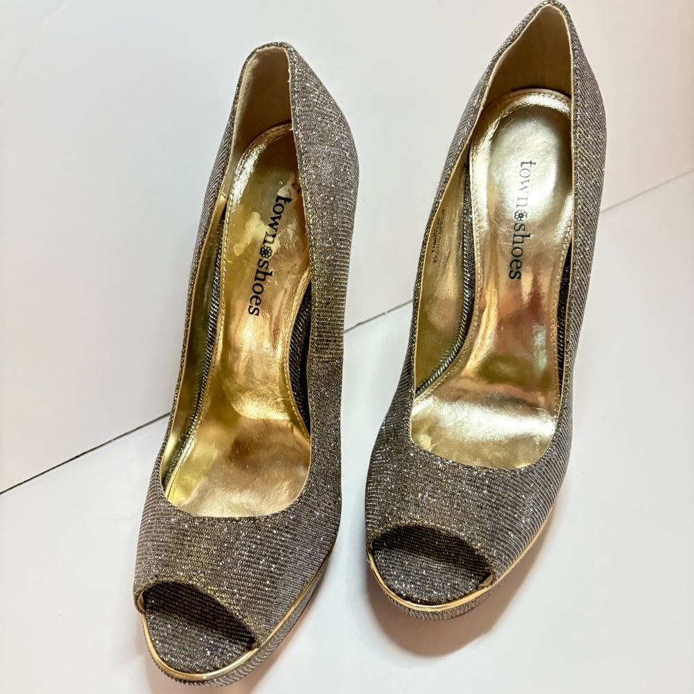 Chic Gray Peep-Toe Heels - Picture 2 of 7